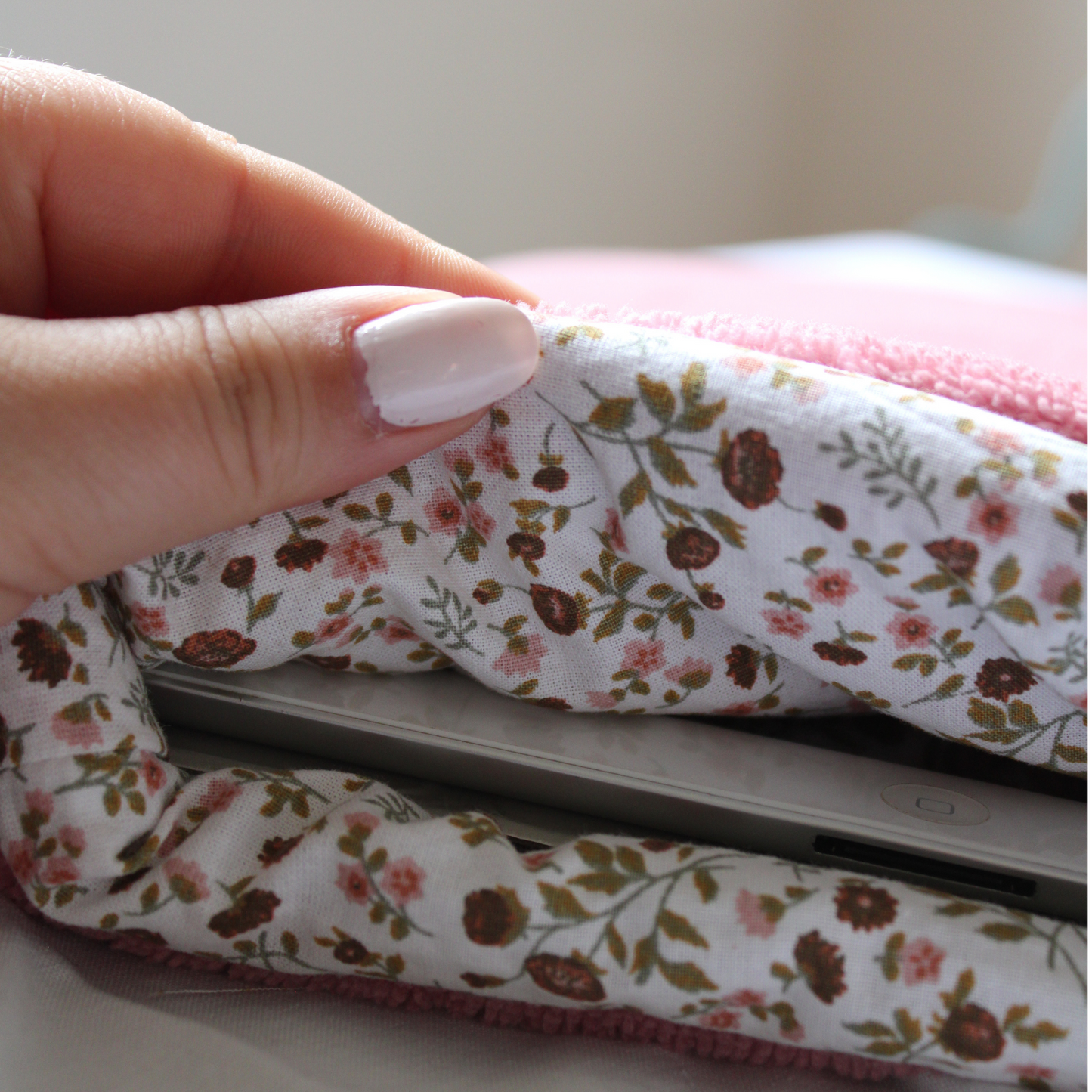 Pochette pour Ipad/livre Eloïse - Fleurs polaire